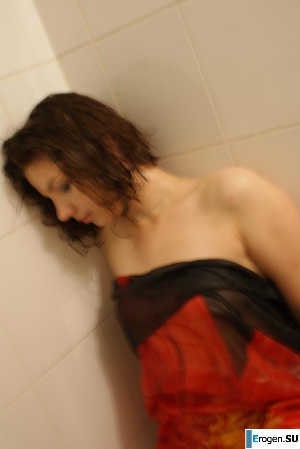 The girl in the bathroom plays with wax. Part 2. Photo 2