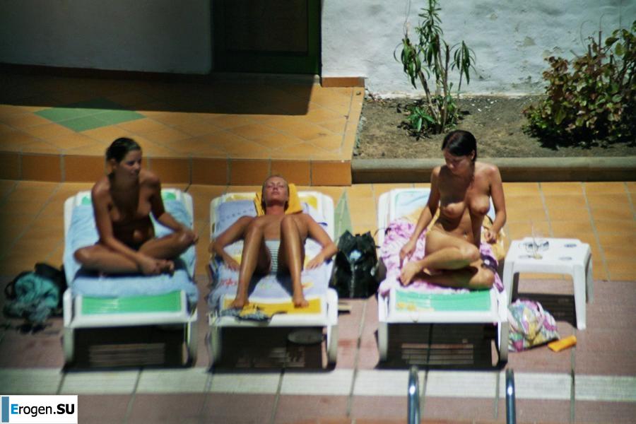 Девушки загорают топлесс возле бассейна. Часть 3. Фото 2