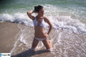 A beautiful Bulgarian poses at home and on the beach. Thumb 4