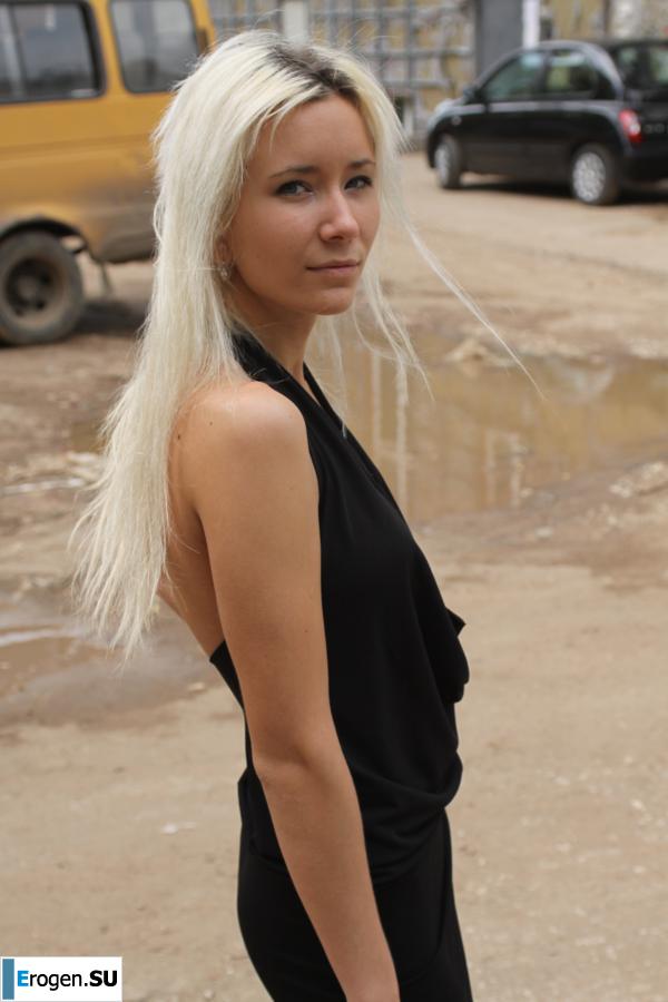 Nastya from Samara walks around the city and shows herself. Photo 1