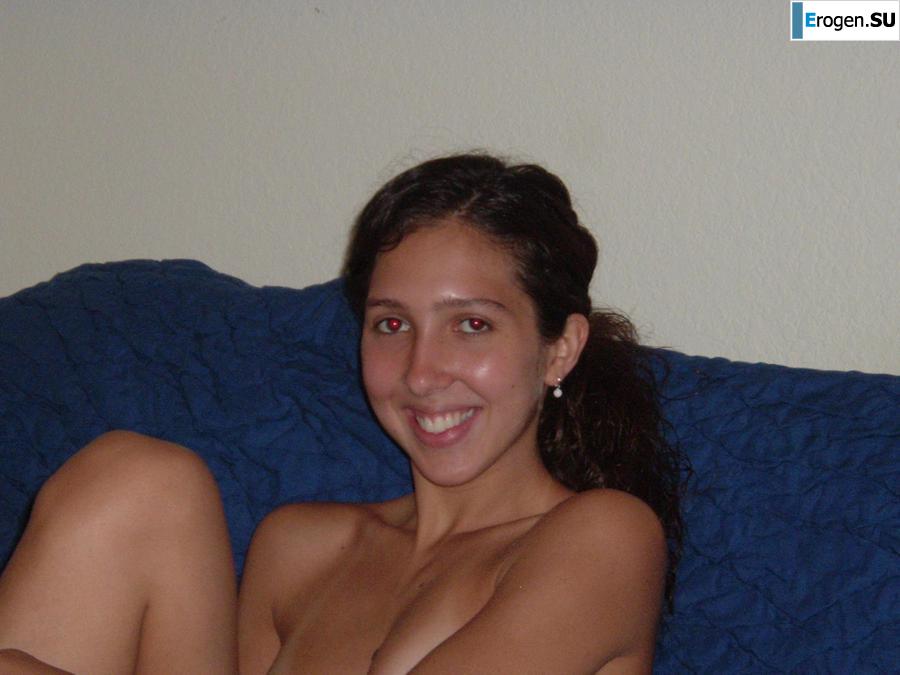 Smiling brunette with everlasting nipples. Photo 2