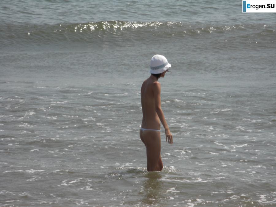 Худая девушка топлесс на пляже. Фото 1
