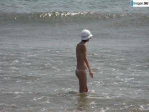 Topless thin girl on the beach. Thumb 1