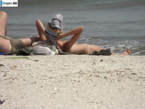 Topless thin girl on the beach. Thumb 2