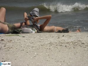 Topless thin girl on the beach. Thumb 3