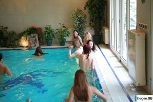 Czech nudists in the pool. Thumb 4