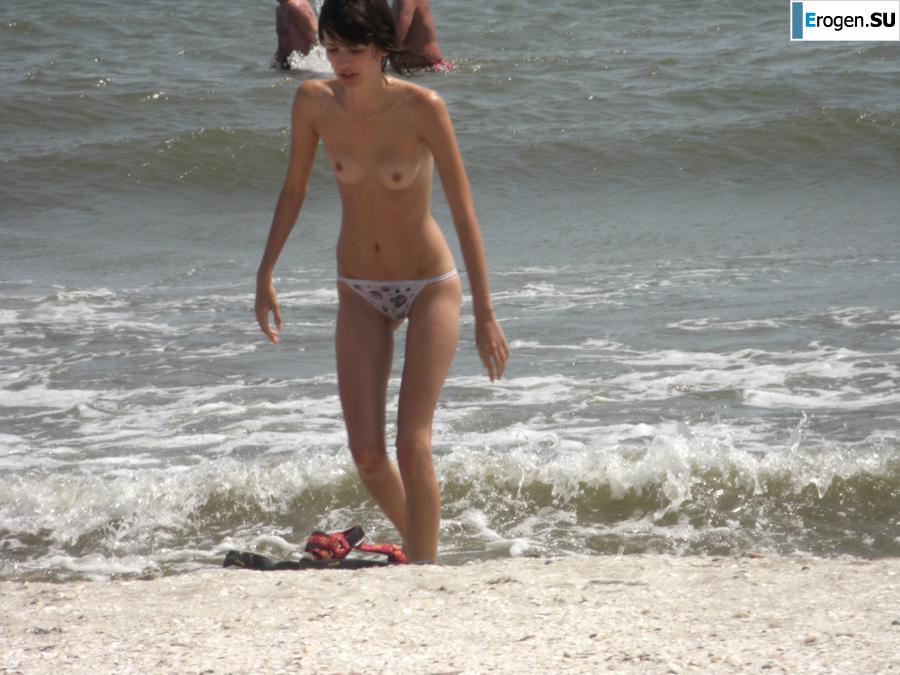 Худая девушка топлесс на пляже. Часть 2. Фото 2