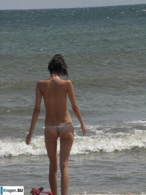 Topless thin girl on the beach. Part 2. Thumb 3