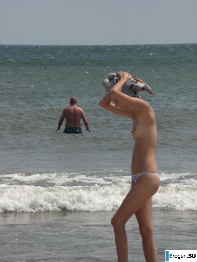Худая девушка топлесс на пляже. Часть 3. Фото 2