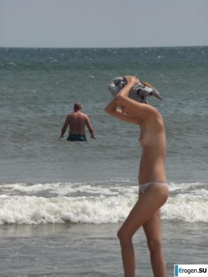 Topless thin girl on the beach. Part 3. Thumb 2