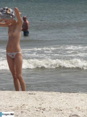 Topless thin girl on the beach. Part 3. Thumb 4