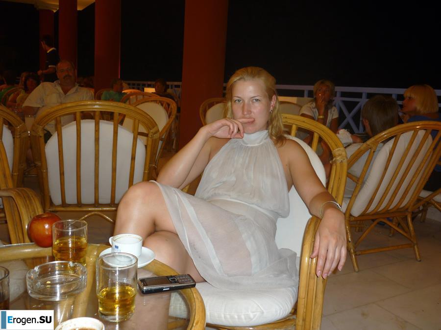 Блонда-эксгибиционистка без сисек. Фото 2