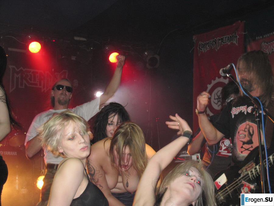 Tits and some pussies at rock concerts. Photo 2