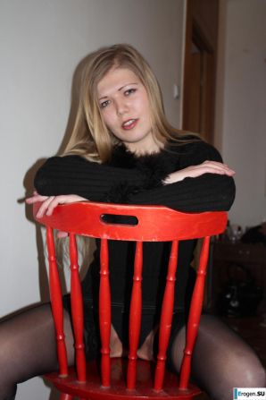 Beauty on the red chair. Thumb 4
