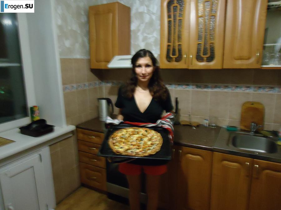 Hot brunette with pizza. Photo 1