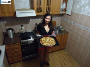 Hot brunette with pizza. Thumb 3