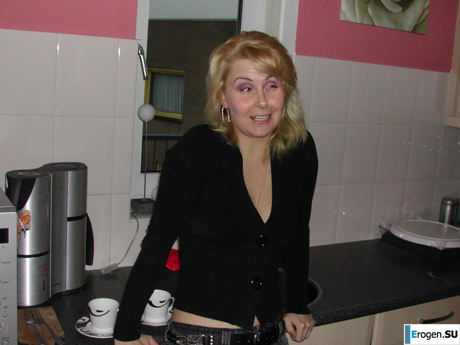 mature blonde in a rented villa. Photo 2