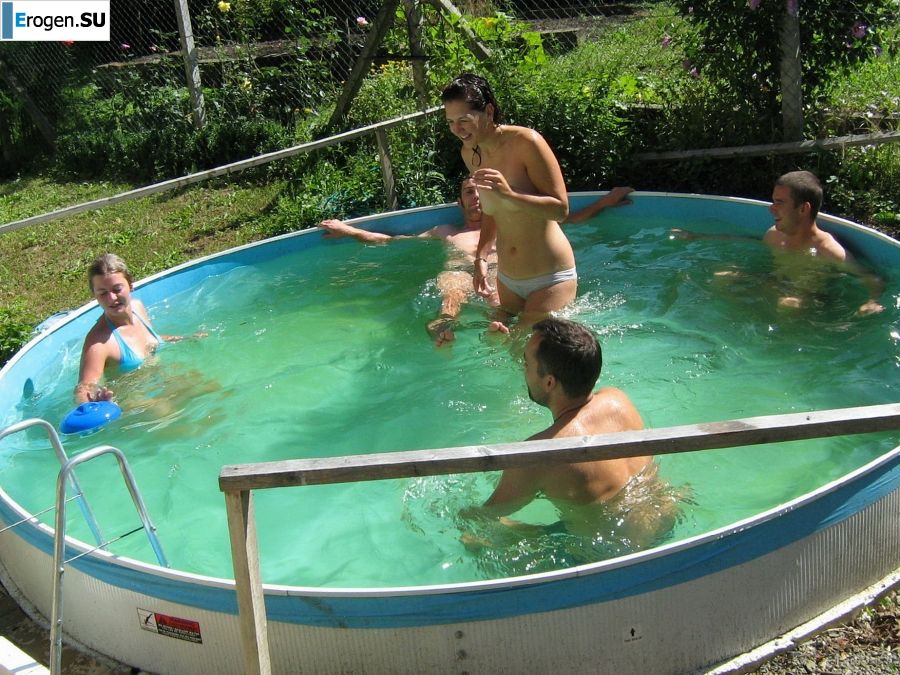 голые телки в бассейне. Фото 1