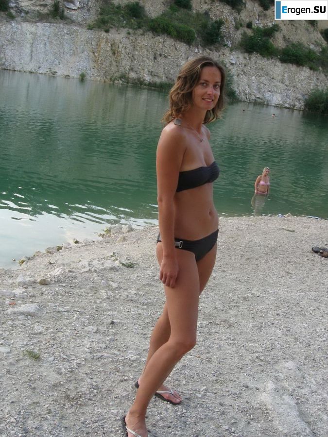 took off her bra somewhere on the rocky slopes. Photo 2