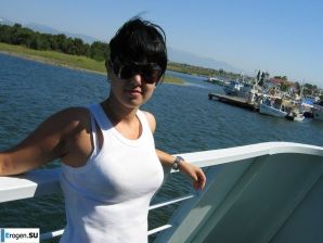 petite short-haired brunette on vacation. Thumb 3