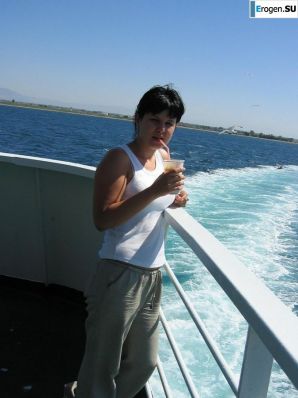 petite short-haired brunette on vacation. Thumb 4