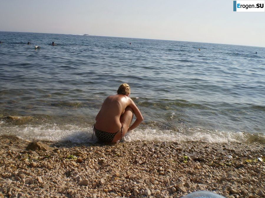 topless on the seashore. Photo 1