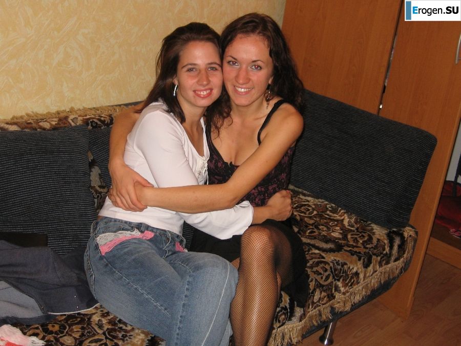 a young couple hanging out without panties. Photo 1