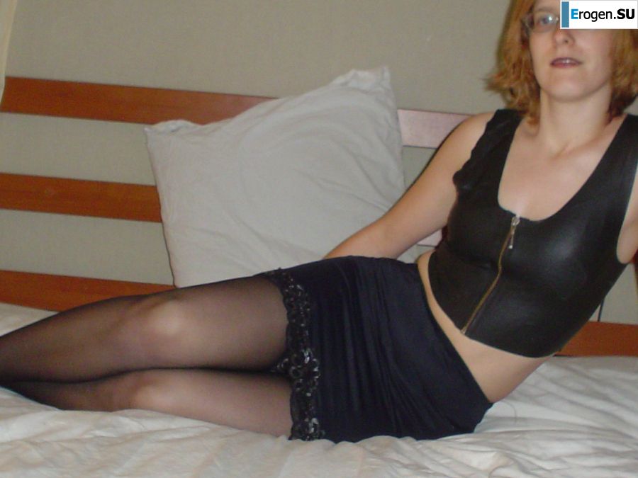 A red-haired student with glasses spread her legs in lace stockings and showed a pussy. Photo 1