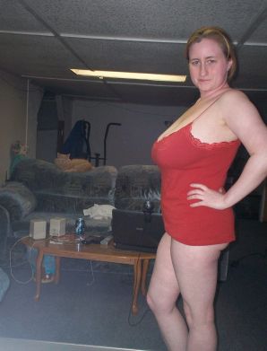 Busty woman posing in short dresses. Thumb 3
