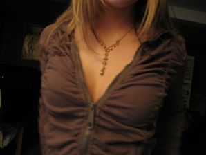 Charming blonde pulled down her blouse and bared boobs. Thumb 2