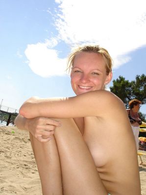 The blonde undressed after the beach and showed boobs. Thumb 4