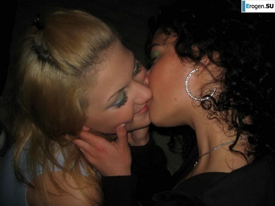 Blonde and brunette kiss and show boobs to each other. Photo 1