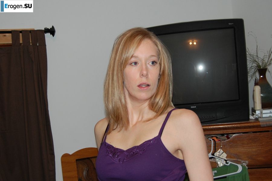 Стройная женщина с аккуратной грудью снимает с себя одежду. Фото 2