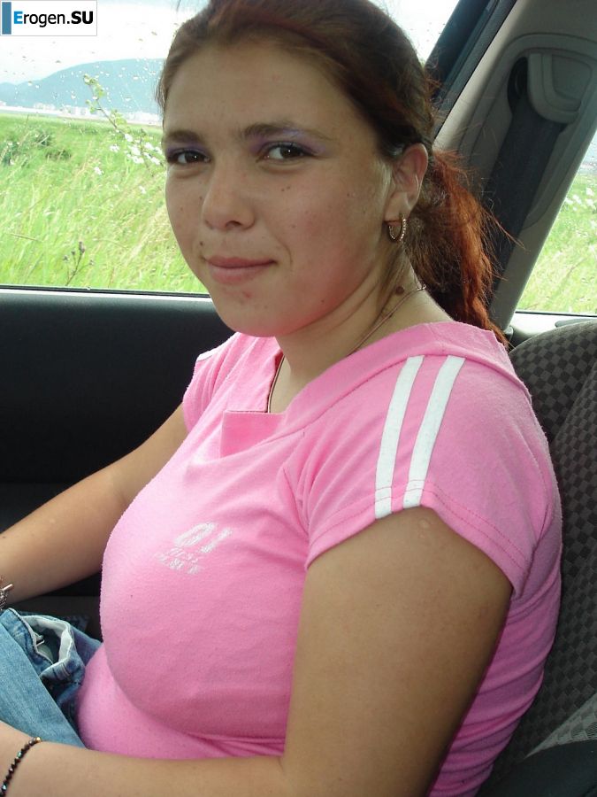 An appetizing busty chick took off her blouse and jeans in a car. Photo 2