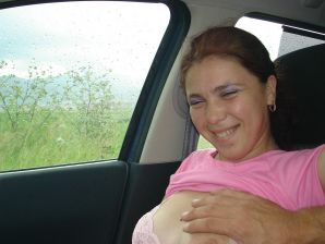 An appetizing busty chick took off her blouse and jeans in a car. Thumb 3