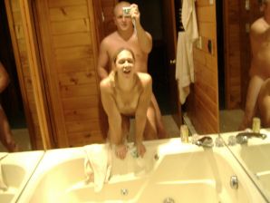 Chick spreads her legs and becomes cancer in the bath in front of her boyfriend. Thumb 3