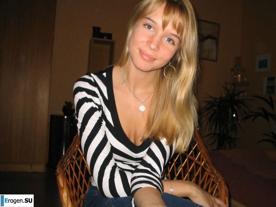 Молодая блондинка в чулках раздвигает ноги на диване. Фото 2