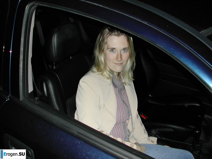 A blonde with a thin waist poses in front of her husband in the car and at home. Part 4. Photo 1